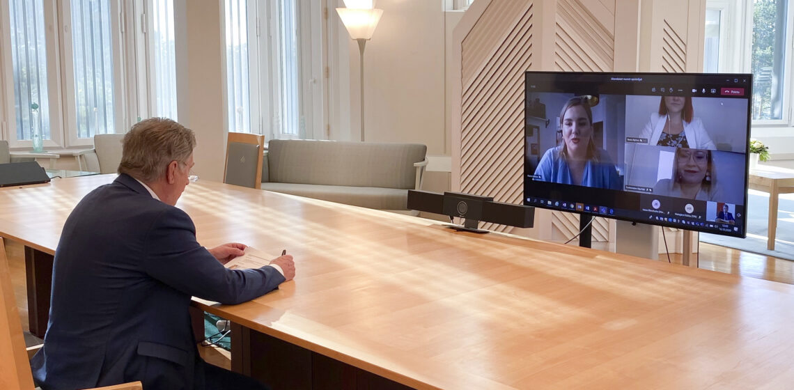 President Niinistö hade ett videomöte på Talludden med företrädare för Akavas studerande. Foto: Republikens presidents kansli