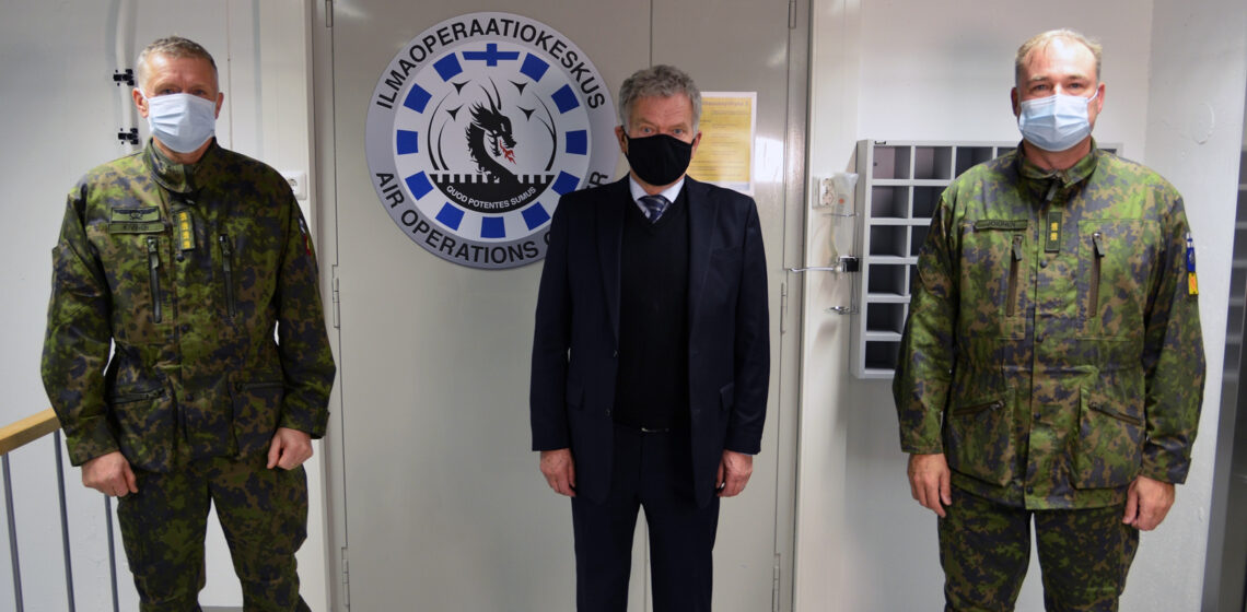 President Niinistö, Commander of the Finnish Defence Forces General Timo Kivinen and Commander of the Finnish Air Force Major General Pasi Jokinen at the Air Operations Centre. Photo: Joni Malkamäki/Air Force