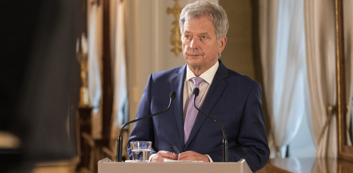 Presidentti Niinistö puhui Maanpuolustuskurssiyhdistyksen tilaisuudessa etäyhteyden kautta Presidentinlinnan Keltaisesta salista. Kuva: Jon Norppa/Tasavallan presidentin kanslia