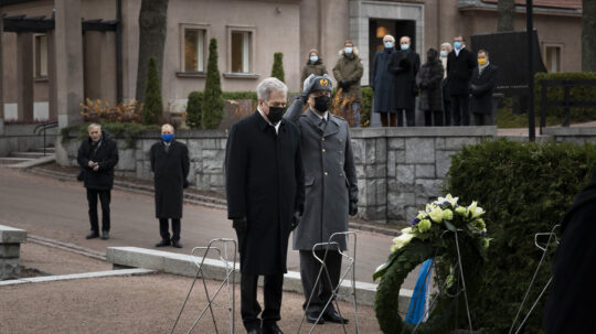 Tasavallan presidentti Sauli Niinistö laski seppeleen presidentti J. K. Paasikiven haudalle 150-vuotisjuhlan kunniaksi Hietaniemen hautausmaalla 27.11.2020. Kuva: Jon Norppa/Tasavallan presidentin kanslia