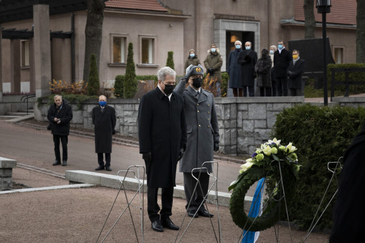 Tasavallan presidentti Sauli Niinistö laski seppeleen presidentti J. K. Paasikiven haudalle 150-vuotisjuhlan kunniaksi Hietaniemen hautausmaalla 27.11.2020. Kuva: Jon Norppa/Tasavallan presidentin kanslia