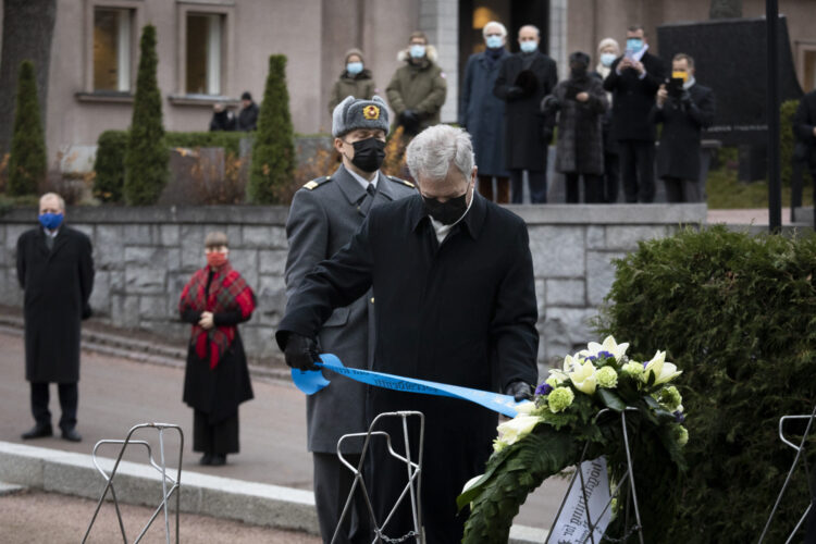 Tasavallan presidentti Sauli Niinistö laski seppeleen presidentti J. K. Paasikiven haudalle 150-vuotisjuhlan kunniaksi Hietaniemen hautausmaalla 27.11.2020. Kuva: Jon Norppa/Tasavallan presidentin kanslia