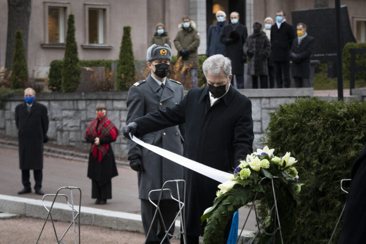 Republikens president Sauli Niinistö hedrade president J.K. Paasikivis 150-årsjubileum genom att lägga ned en krans på president Paasikivis grav på Sandudds begravningsplats den 27 november 2020. Foto: Jon Norppa/Republikens presidents kansli