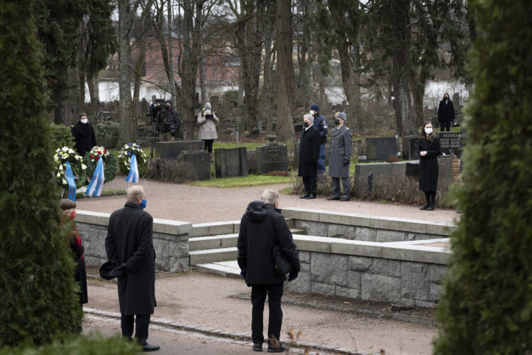 Tasavallan presidentti Sauli Niinistö laski seppeleen presidentti J. K. Paasikiven haudalle 150-vuotisjuhlan kunniaksi Hietaniemen hautausmaalla 27.11.2020. Kuva: Jon Norppa/Tasavallan presidentin kanslia