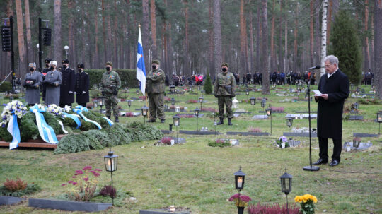 Tasavallan presidentti Sauli Niinistö puhui Mannerheim-ristin ritari Tuomas Gerdtin haudalla lauantaina 28. marraskuuta 2020. Kuva: Juhani Kandell/Puolustusvoimat