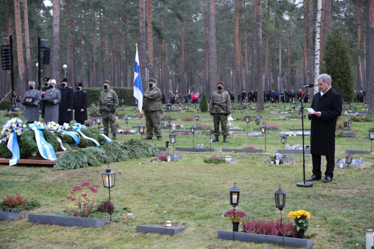 Tasavallan presidentti Sauli Niinistö puhui Mannerheim-ristin ritari Tuomas Gerdtin haudalla lauantaina 28. marraskuuta 2020. Kuva: Juhani Kandell/Puolustusvoimat