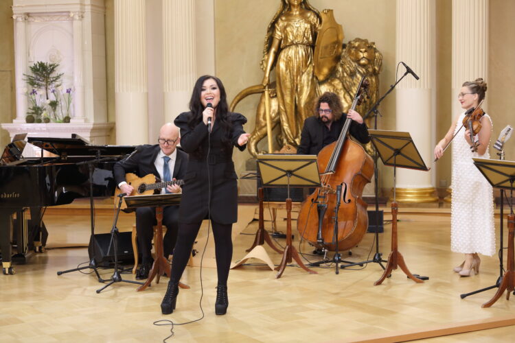 Diandra uppträder med sång i Rikssalen i Presidentens slott på självständighetsdagsfesten. Foto: Juhani Kandell/Republikens presidents kansli