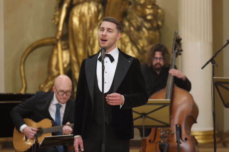 Aarne Pelkonen uppträder med sång i Rikssalen i Presidentens slotts på självständighetsdagsfesten. Foto: Juhani Kandell/Republikens presidents kansli
