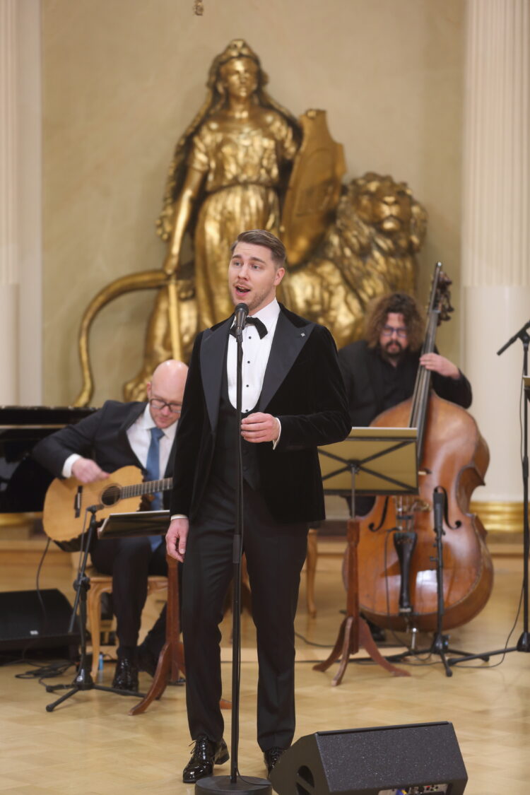 Aarne Pelkonen performing in the Hall of State of the Presidential Palace at the Independence Day celebration. Photo: Juhani Kandell/Office of the President of the Republic