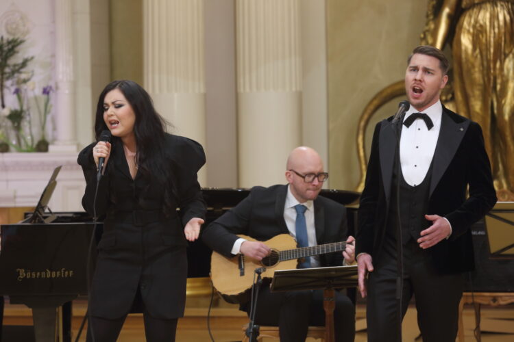 Diandra och Aarne Pelkonen uppträder med sång i Rikssalen i Presidentens slotts på självständighetsdagsfesten. Foto: Juhani Kandell/Republikens presidents kansli