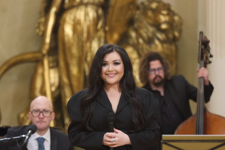 Diandra uppträder med sång i Rikssalen i Presidentens slott på självständighetsdagsfesten. Foto: Juhani Kandell/Republikens presidents kansli