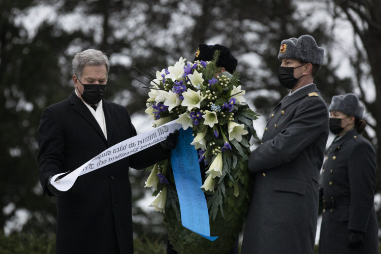 Republikens president Sauli Niinistö och fru Jenni Haukio hedrade självständighetsdagen genom att nedlägga en krans vid Hjältekorset på Sandudds begravningsplats. Foto: Jon Norppa/Republikens presidents kansli