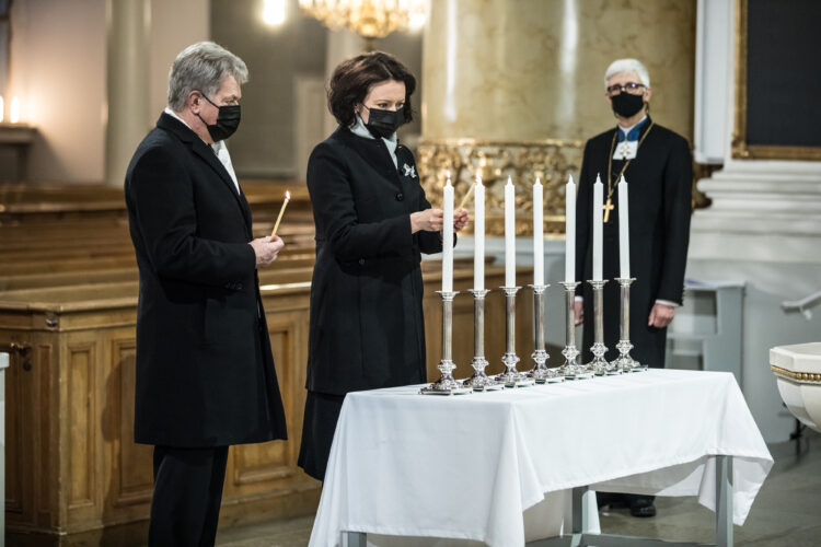 The presidential couple began the Independence Day celebrations by lighting candles in Helsinki Cathedral. Photo: Laura Kotila/Prime Minister’s Office