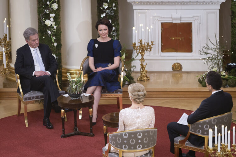 The presidential couple being interviewed by Yle’s presenters. Photo: Juhani Kandell/Office of the President of the Republic