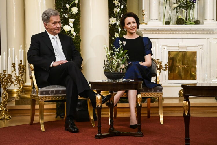 Republikens president Sauli Niinistö och fru Jenni Haukio intervjuas på självständighetsdagsfesten i Presidentens slott den 6 december 2020. Foto: Emmi Korhonen/Republikens presidents kansli