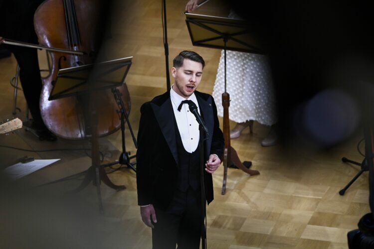 Aarne Pelkonen performing in the Hall of State of the Presidential Palace at the Independence Day celebration. Photo: Emmi Korhonen/Office of the President of the Republic