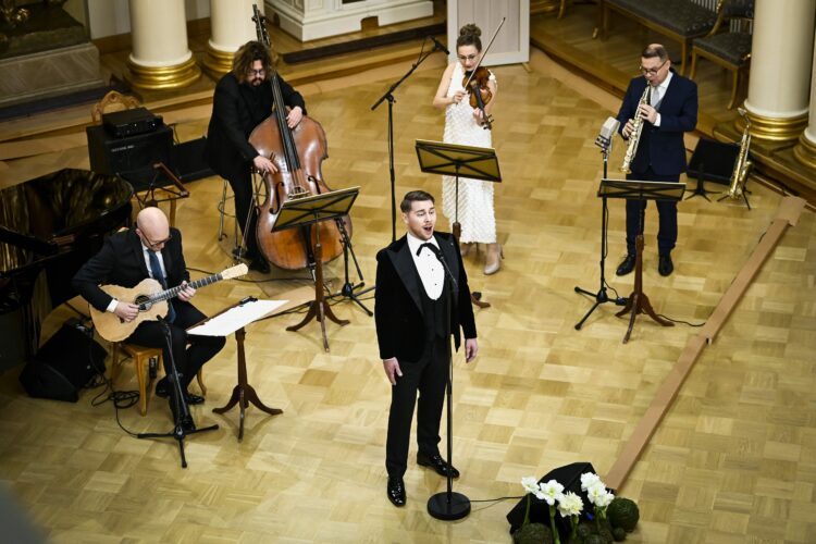 Aarne Pelkonen uppträder med sång i Rikssalen i Presidentens slotts på självständighetsdagsfesten. Foto: Emmi Korhonen/Republikens presidents kansli