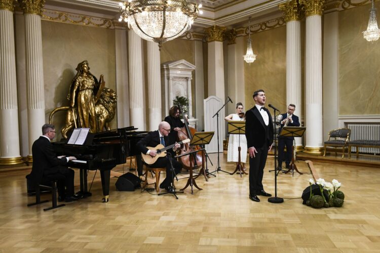 Aarne Pelkonen performing in the Hall of State of the Presidential Palace at the Independence Day celebration. Photo: Emmi Korhonen/Office of the President of the Republic