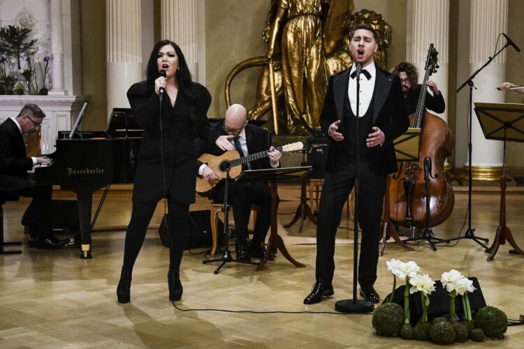 Diandra och Aarne Pelkonen uppträder med sång i Rikssalen i Presidentens slotts på självständighetsdagsfesten. Foto: Emmi Korhonen/Republikens presidents kansli