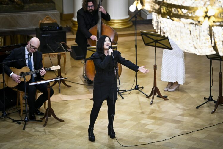 Diandra uppträder med sång i Rikssalen i Presidentens slott på självständighetsdagsfesten. Foto: Emmi Korhonen/Republikens presidents kansli