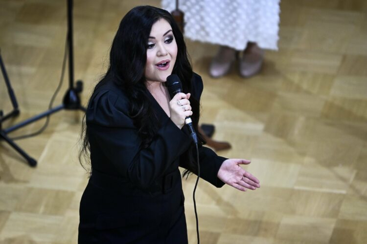 Diandra uppträder med sång i Rikssalen i Presidentens slott på självständighetsdagsfesten. Foto: Emmi Korhonen/Republikens presidents kansli