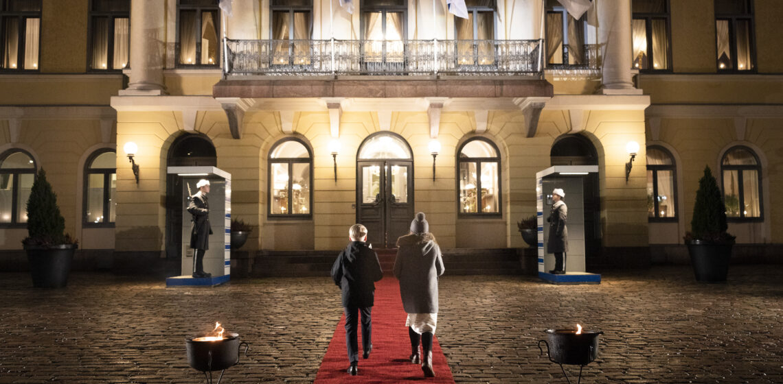 Barnen anländer till Presidentens slott. Foto: Jon Norppa/Republikens presidents kansli