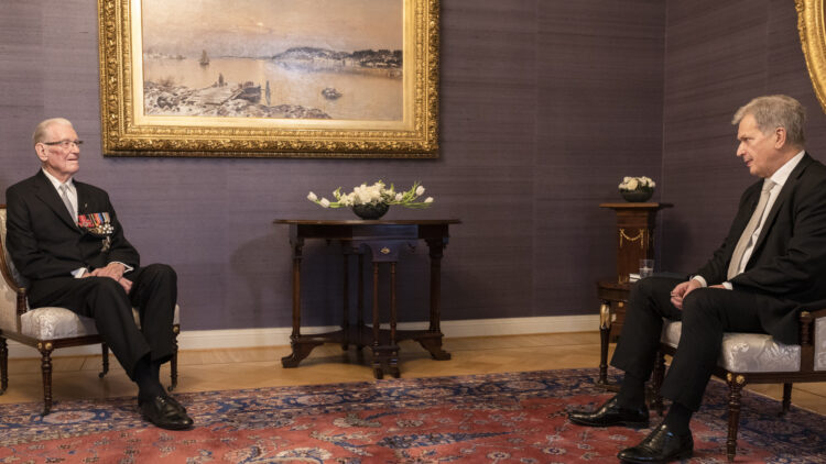 Before Independence Day, President Niinistö also met at the Presidential Palace General Jaakko Valtanen, who viewers have been accustomed in recent years to seeing as the first guest to arrive at the Hall of State. Photo: Jon Norppa/Office of the President of the Republic