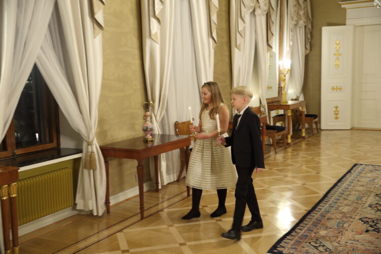 Barnen ställer ljus i fönstret i Gula salen i Presidentens slott. Foto: Juhani Kandell/Republikens presidents kansli