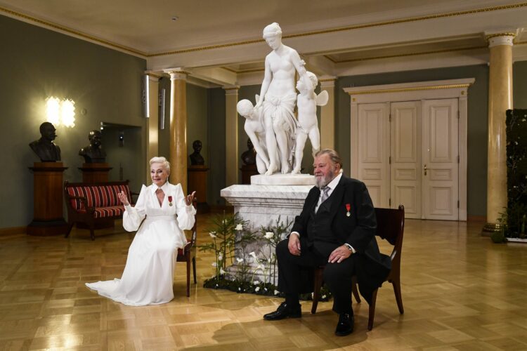 Actors Seela Sella (left) and Esko Salminen performing in the Atrium of Presidential Palace at the Independence Day celebration. Photo: Emmi Korhonen/Office of the President of the Republic