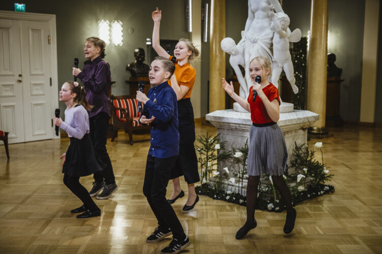 Biolapset uppträder i Atrium i Presidentens slott på självständighetsdagsfesten. Foto: Antti Nikkanen/Republikens presidents kansli