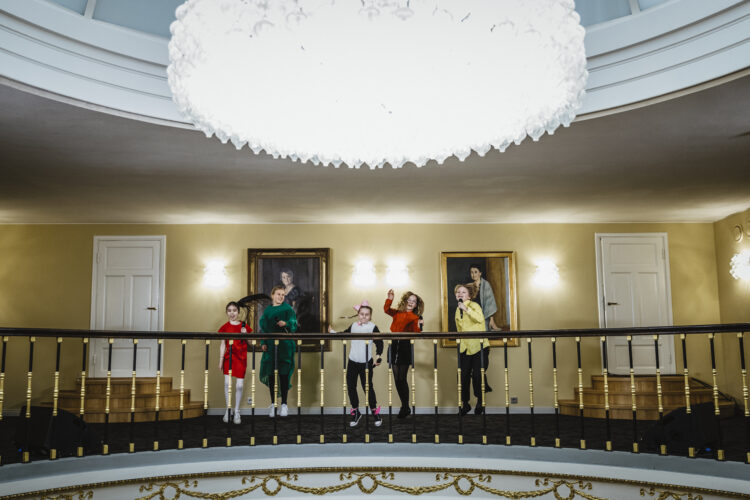 Biolapset performing on the Atrium balcony of the Presidential Palace at the Independence Day celebration. Photo: Antti Nikkanen/Office of the President of the Republic