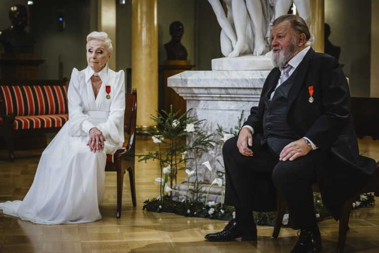 Skådespelarna Seela Sella (t.v.) och Esko Salminen uppträder i Atrium i Presidentens slott på självständighetsdagsfesten. Foto: Antti Nikkanen/Republikens presidents kansli