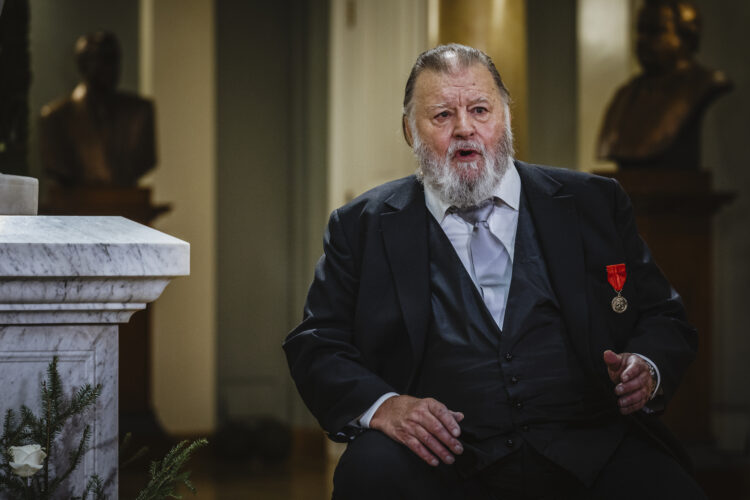 Actor Esko Salminen performing in the Atrium of Presidential Palace at the Independence Day celebration. Photo: Antti Nikkanen/Office of the President of the Republic