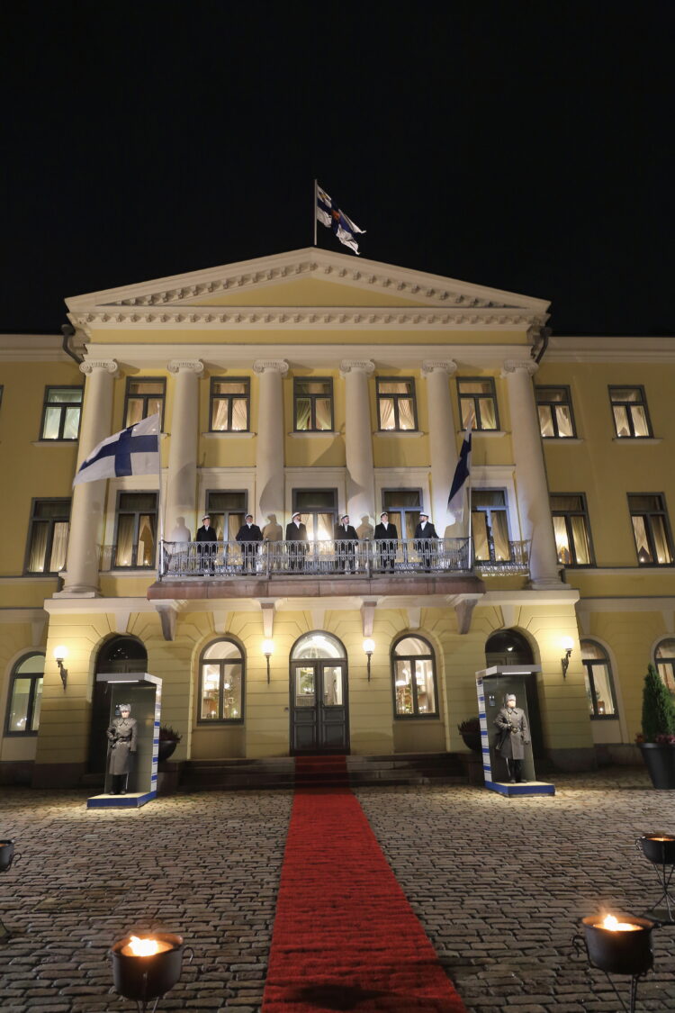 Ylioppilaskunnan Laulajat uppträder med sång på balkongen i Presidentens slott. Foto: Juhani Kandell/Republikens presidents kansli