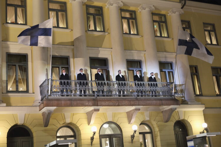 Ylioppilaskunnan Laulajat uppträder med sång på balkongen i Presidentens slott. Foto: Juhani Kandell/Republikens presidents kansli