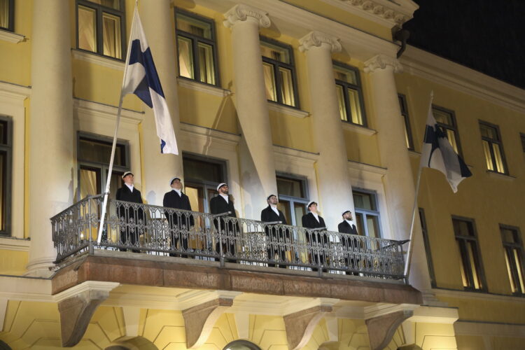 Ylioppilaskunnan Laulajat uppträder med sång på balkongen i Presidentens slott. Foto: Juhani Kandell/Republikens presidents kansli