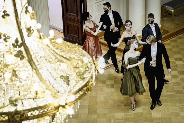 Dancers of the National Ballet performing the first waltz in the Hall of State of the Presidential Palace at the Independence Day celebration. Photo: Emmi Korhonen/Office of the President of the Republic