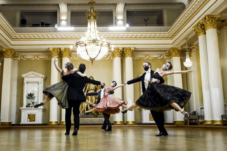 Första valsen med Nationalbalettens dansare i Rikssalen i Presidentens slott på självständighetsdagsfesten. Foto: Emmi Korhonen/Republikens presidents kansli