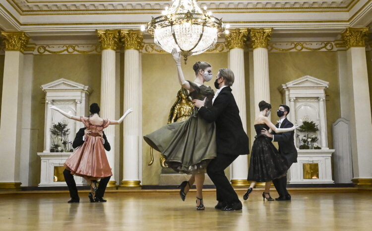 Första valsen med Nationalbalettens dansare i Rikssalen i Presidentens slott på självständighetsdagsfesten. Foto: Emmi Korhonen/Republikens presidents kansli