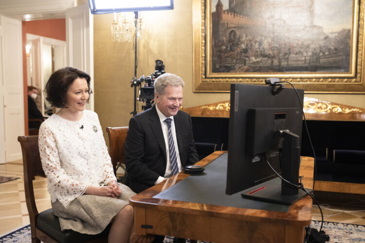 Republikens president och fru Haukio i ett videomöte med fru Aila Salo, som var lottaflicka under vinterkriget och fortsättningskriget, och herr Yrjö Rimpinen, som är veteran från fortsättningskriget och Lapplandskriget. Foto: Jon Norppa/Republikens presidents kansli