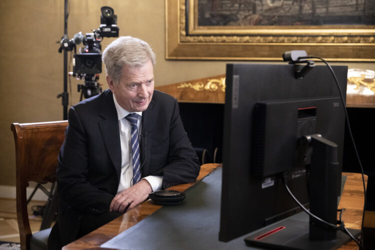 Republikens president och fru Haukio i ett videomöte med fru Aila Salo, som var lottaflicka under vinterkriget och fortsättningskriget, och herr Yrjö Rimpinen, som är veteran från fortsättningskriget och Lapplandskriget. Foto: Jon Norppa/Republikens presidents kansli