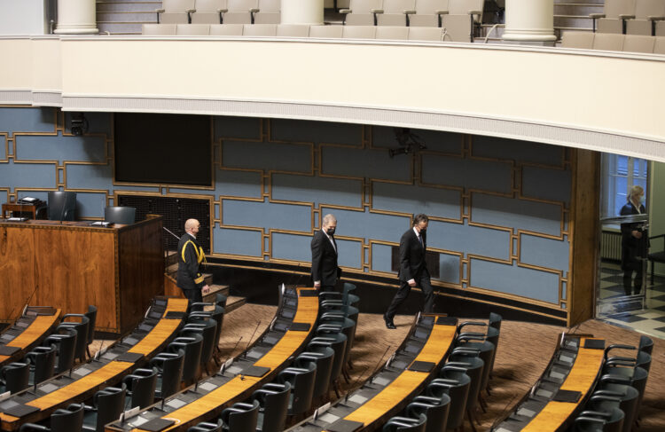 Republikens president lämnar riksdagens plenisal. Foto: Hanne Salonen/Riksdagen
