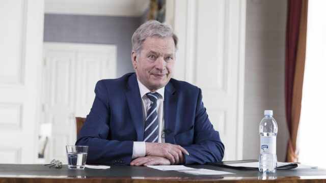 Republikens president Sauli Niinistö diskuterade med studerande vid Lapplands universitet under Gullrandarundan den 21 april 2021. Foto: Jon Norppa/Republikens presidents kansli