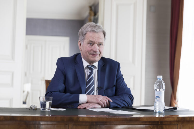 Republikens president Sauli Niinistö diskuterade med studerande vid Lapplands universitet under Gullrandarundan den 21 april 2021. Foto: Jon Norppa/Republikens presidents kansli