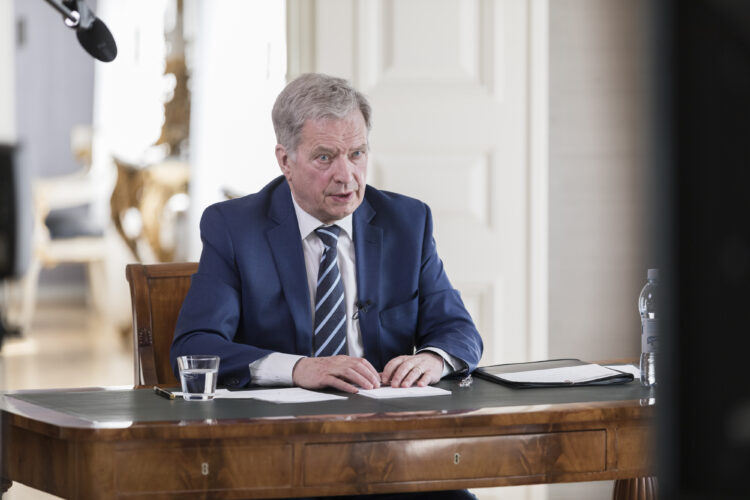 Republikens president Sauli Niinistö diskuterade med studerande vid Lapplands universitet under Gullrandarundan den 21 april 2021. Foto: Matti Porre/Republikens presidents kansli