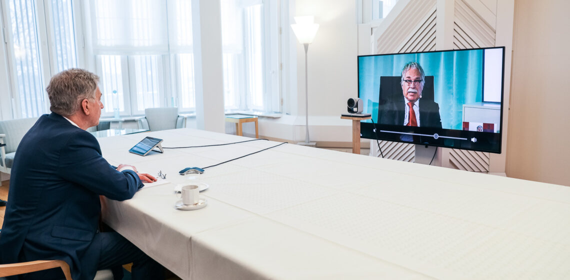Republikens president Sauli Niinistö i diskussion med styrelsen för East Office den 29 april 2021. Foto: Matti Porre/Republikens presidents kansli