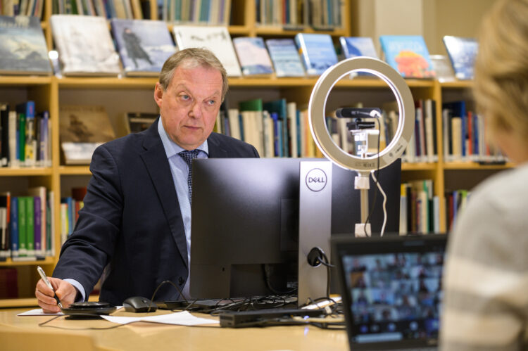 Moderator för diskussionen mellan republikens president och studerandena vid Lapplands universitet var Markku Heikkilä, chef för vetenskapskommunikation vid Arktiska centret. Foto: Santeri Happonen/Lapplands universitet
