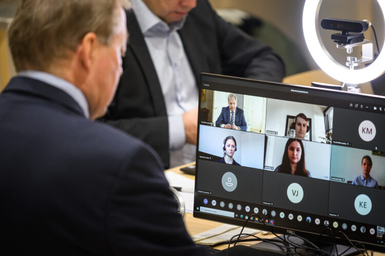 Moderator för diskussionen mellan republikens president och studerandena vid Lapplands universitet var Markku Heikkilä, chef för vetenskapskommunikation vid Arktiska centret. Foto: Santeri Happonen/Lapplands universitet