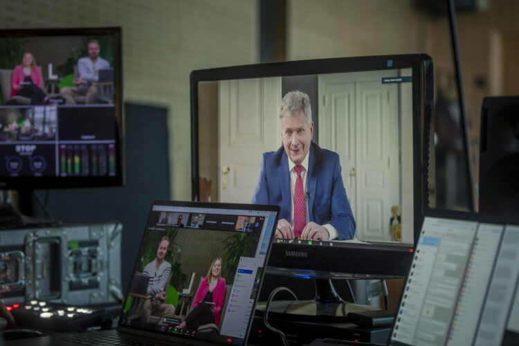 Studerande vid LUT-universitetet och president Niinistö diskuterande bland annat kampen mot klimatförändringar den 26 april 2021. Foto: Teemu Leinonen/LUT