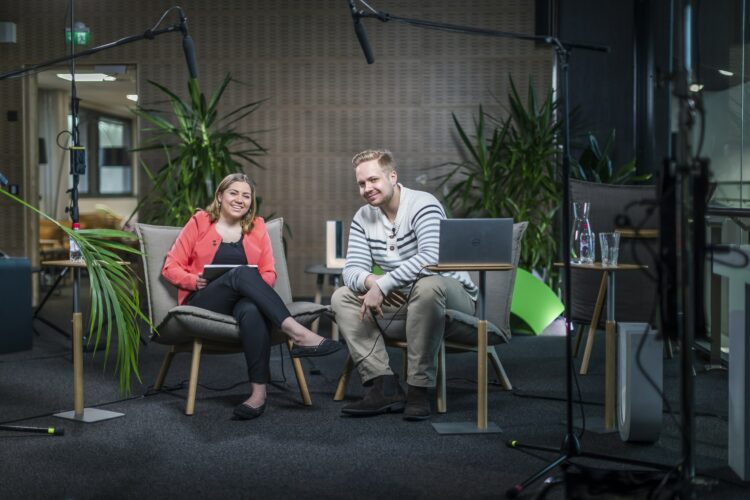 Moderatorer för diskussionen vid LUT-universitetet var Anniina Pokki, ordförande för studentkåren vid Villmanstrands-Lahtis tekniska universitet LUT, och Arttu Kaukinen, verksamhetsledare för studentkåren. Foto: Teemu Leinonen/LUT